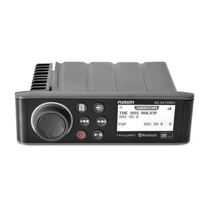 Sistema de Audio Marino MS-RA70 / Pantalla LCD Monocroma 2.6" / Tecnología Multi-Zone™️ 2 Zonas / Potencia Pico 200 W / Bluetooth® y ANT® / Compatible con SiriusXM y DAB+ / IPX7 / USB para Actualizaciones