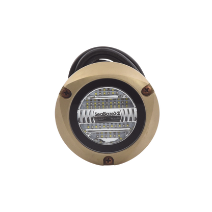 Luz led marina sumergible SeaBlaze X2, emite luz de color blanco y azul de 6000 lúmenes, fabricada en bronce naval con grado de protección IP68.