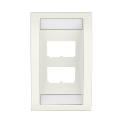 Placa de Pared Vertical Ejecutiva, Salida Para 4 Puertos Mini-Com, Con Espacios Para Etiquetas, Color Blanco Mate