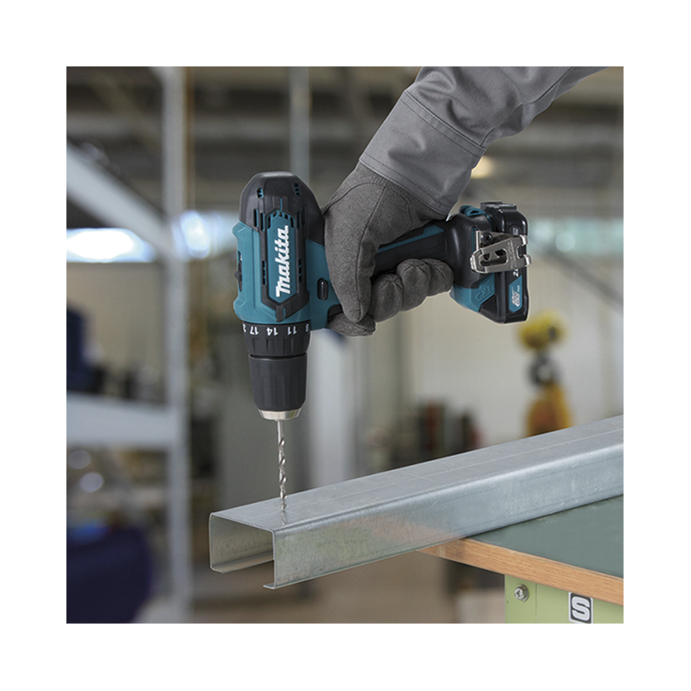 Atornillador broquero cambio rápido 3/8”.  2 baterías 12v de 1.5 amperes y cargador.