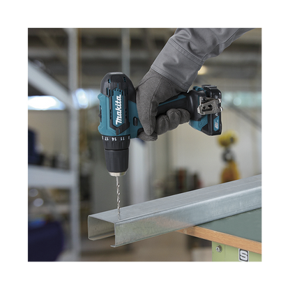 Atornillador broquero cambio rápido 3/8”.  2 baterías 12v de 1.5 amperes y cargador.