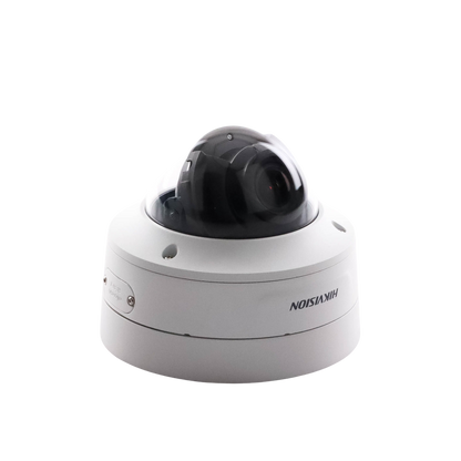 Domo IP 8 Megapixel (4K) / Lente Mot. 2.7 a 13.5 mm / 40 mts IR EXIR / Exterior IP66 / IK10 / DARKFIGHTER / Audio y Alarma I/O / PoE+ / ONVIF / Micro SD / 4 Analíticos: AcuSense, Deteccion Facial, Conteo de Personas por Cruce y Zona
