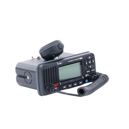 Radio VHF Móvil Marino, Función de cancelación de ruido, GPS interconstruido, Salida de potencia de 10W, Bocina Manual, Elimina Residuos de Agua de la Bocina, IPX7 Sumergible, Color Negro.