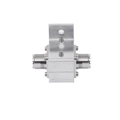 Protector RF Coaxial Contra Descargas Atmosféricas Para 1.5 a 700 MHz Con Ceja Lateral y Conectores UHF Hembra