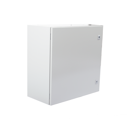 Gabinete de Acero IP66 Uso en Intemperie (600 x 600 x 300 mm) con Placa Trasera Interior Metálica y Compuerta Inferior Atornillable (Incluye Chapa y Llave T).
