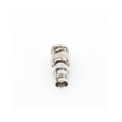 Adaptador en Línea de Conector TNC Hembra a BNC Macho, Níquel/ Oro/ Teflón.