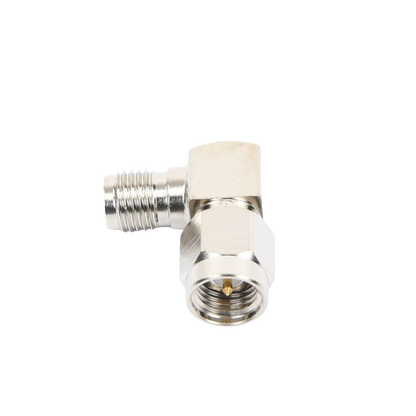 Adaptador en Ángulo Recto, de Conector SMA Macho a SMA Hembra Níquel/ Oro/ Teflón.