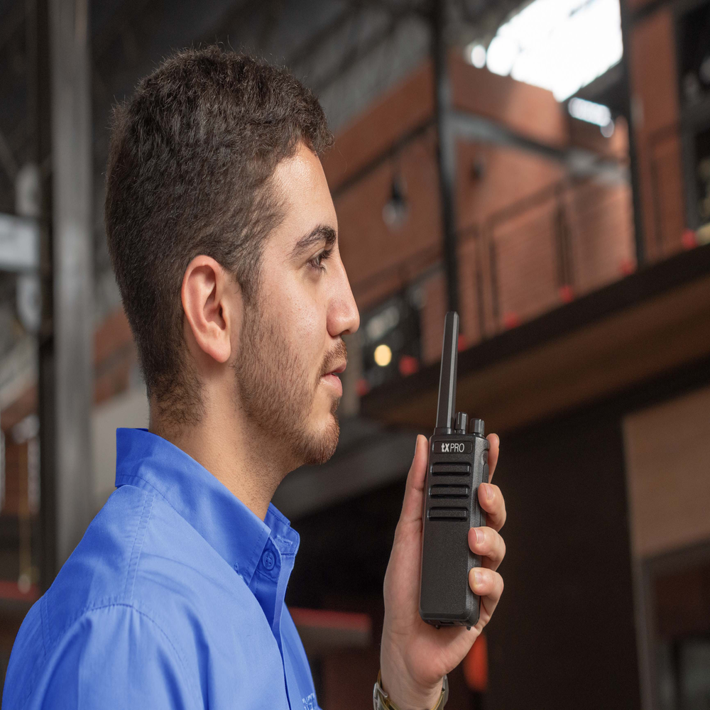Radio Portátil Analógico UHF 400-470 MHz / 5W / 16 Canales / Scrambler / Batería 2500 mAh / VOX