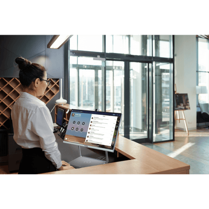 Sistema de Videoconferencia Todo en Uno DeskVision A24 de Yealink con cámara 4K y pantalla táctil de 24”