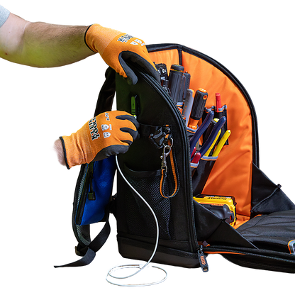 Mochila Profesional para Herramientas / 27 Bolsillos / Acceso Rápido y Estación de Trabajo / Base Moldeada Ancha / Interior Naranja / USB-C / Soporte para Lámpara