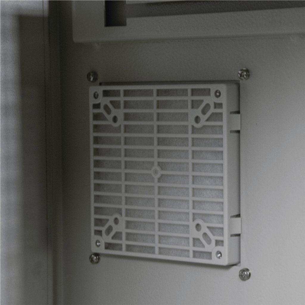 Gabinete Ventilado de Acero IP55 Uso en Exterior (593 x 609 x 399 mm) con Placa Trasera Interior Metálica y Compuerta Inferior Atornillable. Incluye Ventilador, Ventilas, filtros, Montaje Rack 19", Terminal de Tierra Física, Chapas y Ll