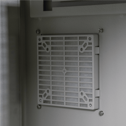 Gabinete Ventilado de Acero IP55 Uso en Exterior (593 x 609 x 399 mm) con Placa Trasera Interior Metálica y Compuerta Inferior Atornillable. Incluye Ventilador, Ventilas, filtros, Montaje Rack 19", Terminal de Tierra Física, Chapas y Ll