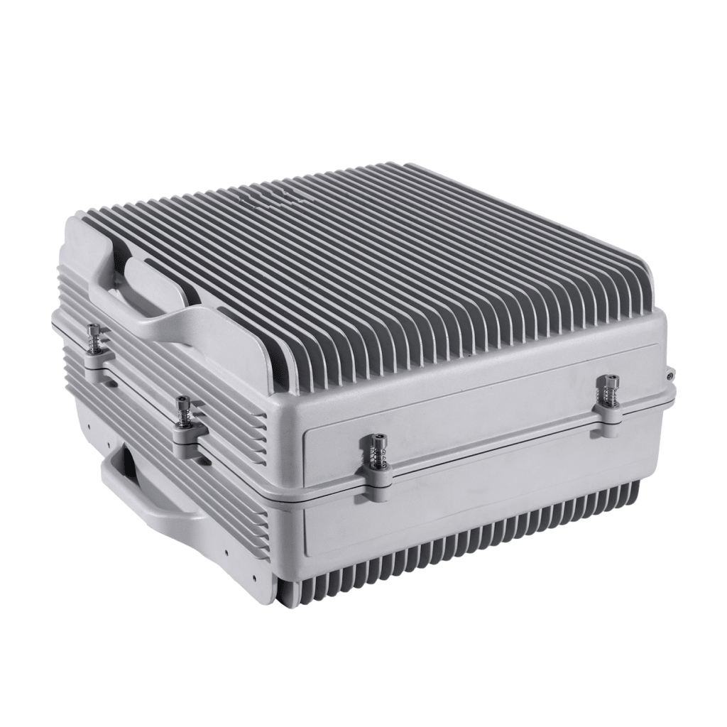 COBERTURA DE HASTA 5 km / Amplificador de Señal Celular / Banda 5, 850 MHz / 20 Watts de Potencia / Banda Ancha Multioperador / Protección Autoexcitación / Monitoreo USB / Gabinete IP65.
