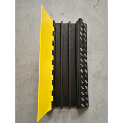 Protector de Cable de 3 Canales / Base de Goma y Tapa de Plástico / Tamaño del Canal 56x55MM / Capacidad de Carga 6.1 Toneladas / Longitud 90 cm / Ancho del Contorno 50 cm / Altura 7.5 cm / Color Amarillo-Negro / Material Hule