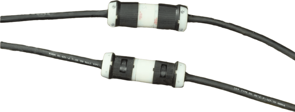 Conector Industrial con Bloqueo de Media Vuelta / 30 A 480 V CA Trifásico / 3 Polos 4 Hilos con Tierra / L16-30R / Terminales de Tornillo / Cuerpo de Nylon / Resistente a Impactos y Químicos